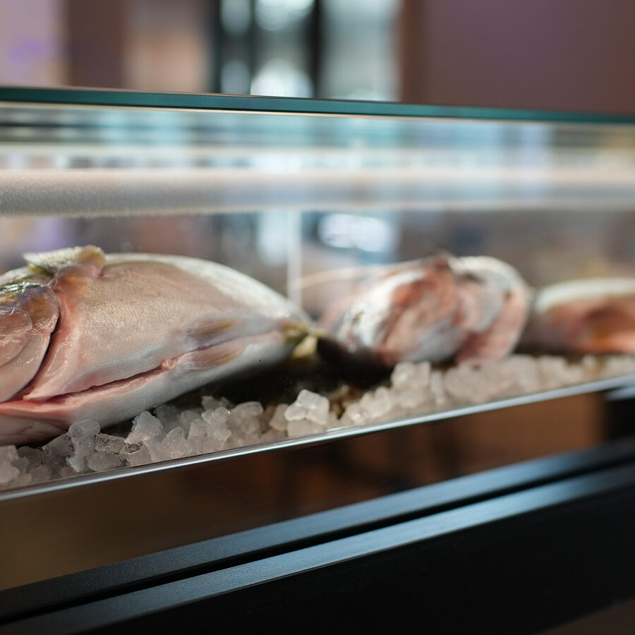 The sushi bar case with fresh fish on ice
